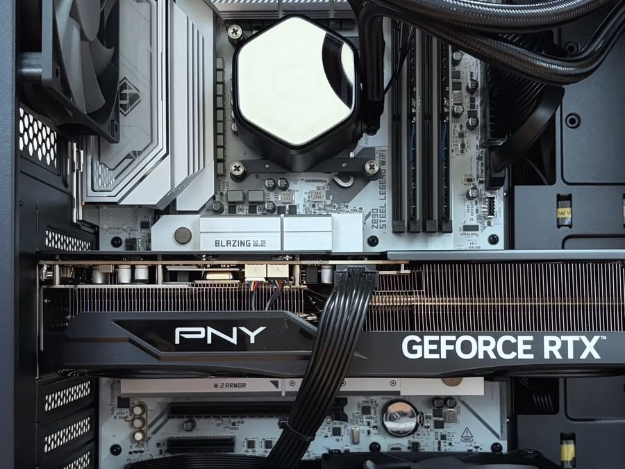 NVIDIAのGPUを搭載したShinAIの開発専用コンピュータの内部